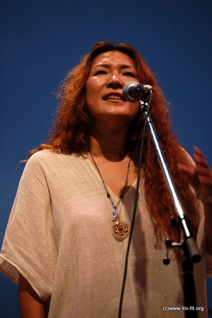 山根麻以