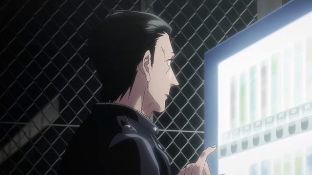 在超市后门相伴的二人